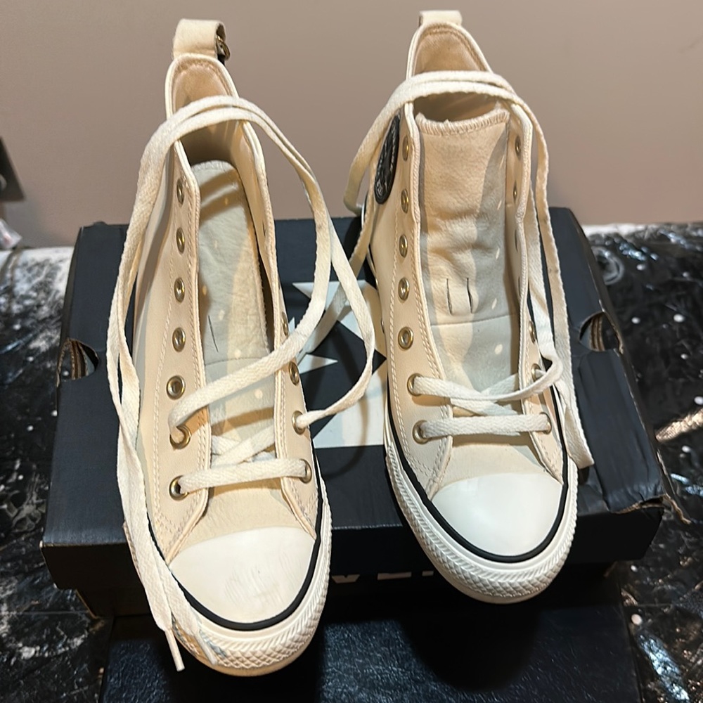 Converse womens size 8 sneakers 👟
